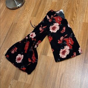 Leith elegant black/ red and pink floral bell sleeve blouse. Size M.